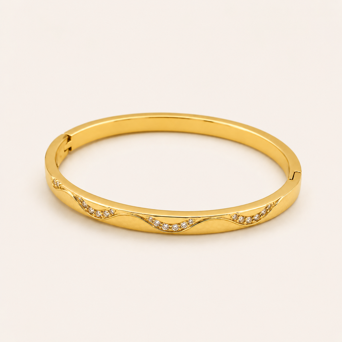 Sweetheart Luxe Bangle in gold