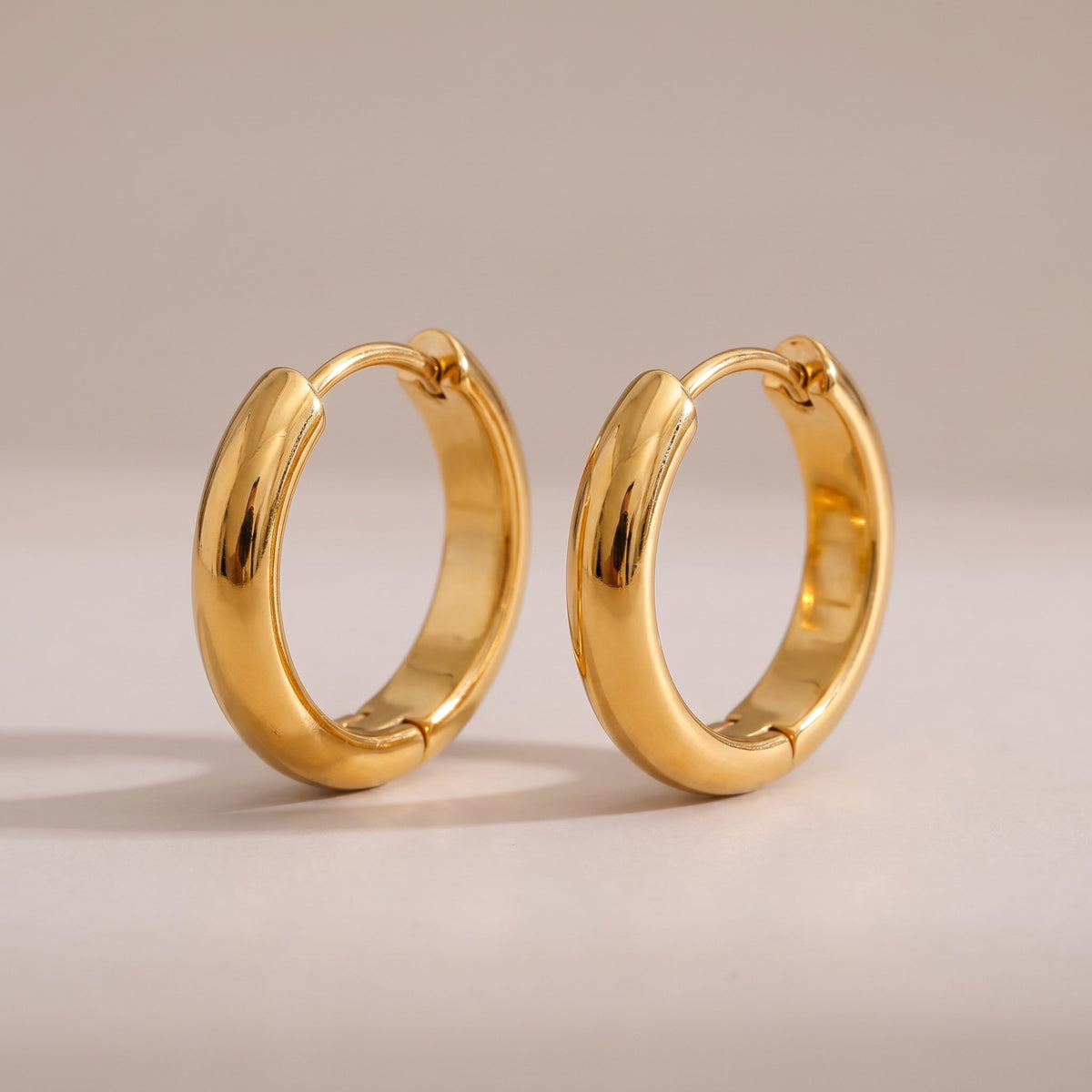 Amara Hoop Earrings in gold