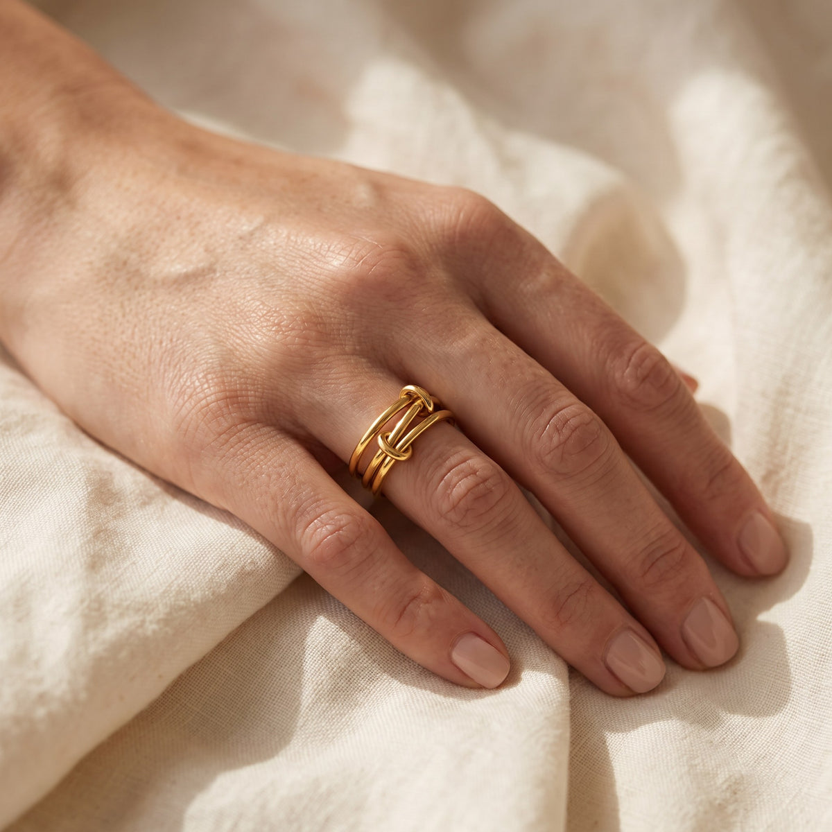 Amaretti Ring in gold worn on the hand